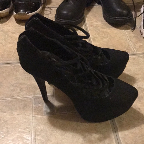 Heels - Picture 2 of 2